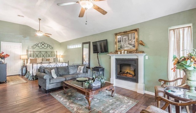 Charming 1-bedroom cottage in welcoming Guthrie with hot tub and jacuzz, kitchen