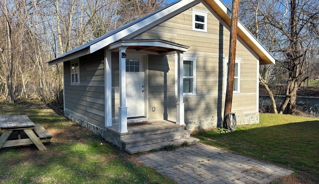 Charming 1-bedroom cottage with AC in cozy Harwood