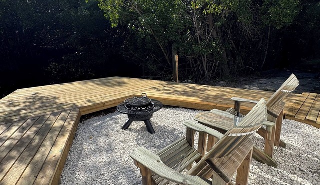 Charming 1-bedroom cottage with AC and WiFi on a creek with private deck.