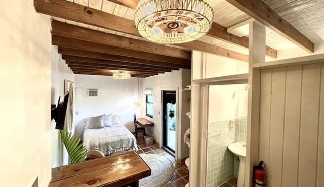 Charming 1-bedroom cottage in lovely Miami with AC, TROPICAL FOOD FOREST GARDEN