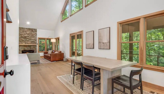 Charming 1-bedroom cottage with WiFi, AC in fabulous Tryon