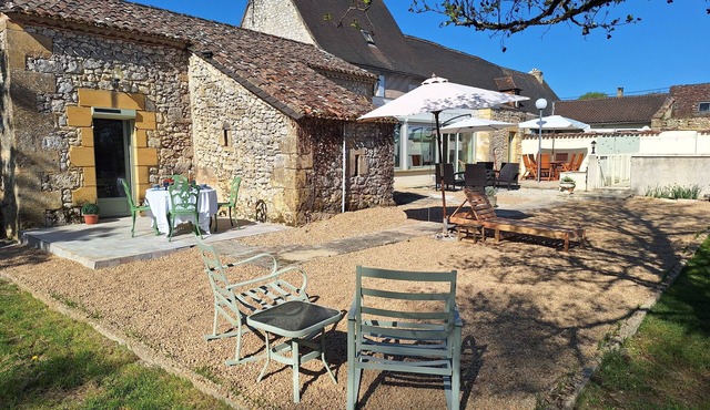 Charming 1-bedroom cottage 'La Boulangerie' with beautiful garden and pool.