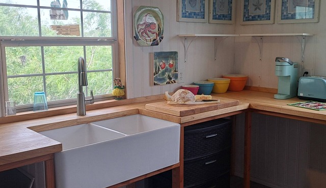 Charming 1-bedroom cottage, South Padre Island area on a working Homestead.