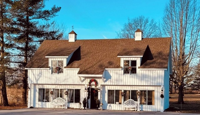 Charming 1-bedroom country house on a 15 acre estate with a private driveway-
