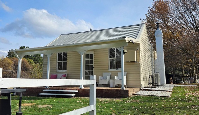 Charming 1 bedroom country cottage in historical town of Rydal.