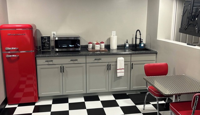 Charming 1-bedroom diner theme apartment with AC and WiFi in Morrow