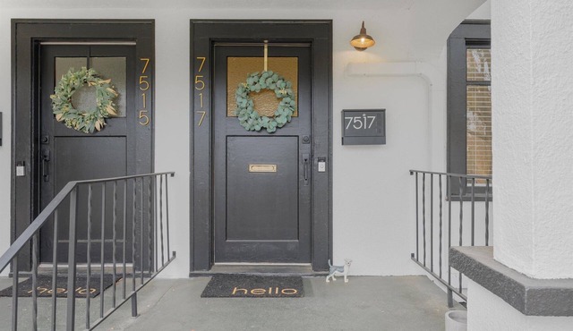 Charming 1-bedroom duplex with WiFi, AC Fenced Backyard - Extended Stay Welcome