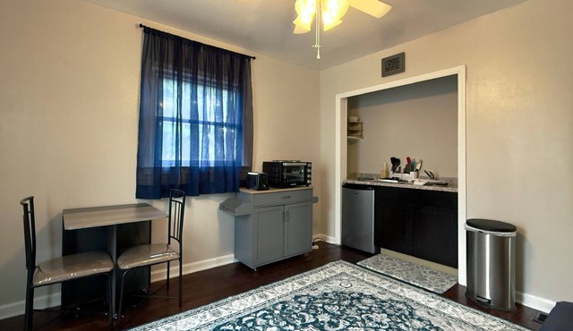 Charming 1-bedroom efficiency apartment