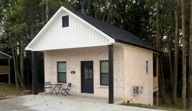 Charming 1-bedroom fish shack in Somerset with WiFi and AC