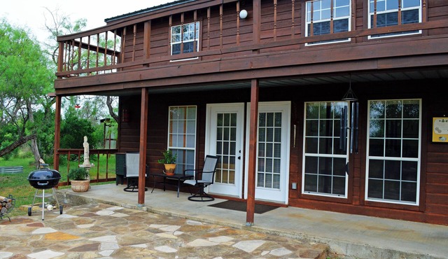 Charming 1-bedroom gallery bungalow on 9 acres in Spicewood, new central air/ht.