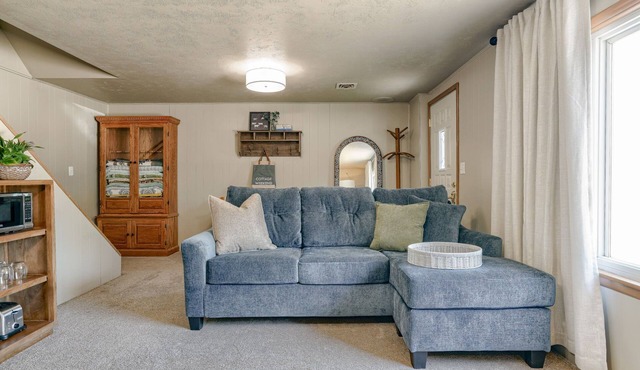 Charming 1-bedroom garden level suite in small town Ashland