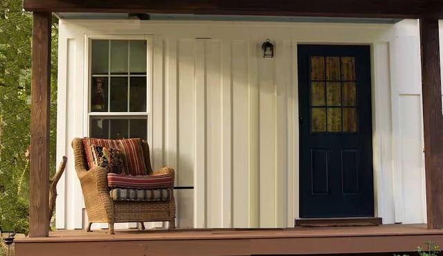 Charming 1-bedroom "glamping" cottage in peaceful Chapin (see description below)