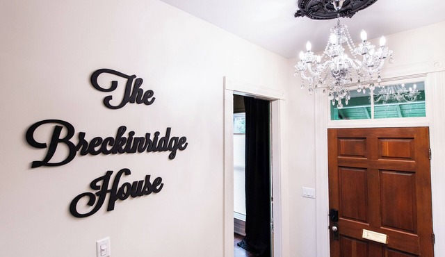 Charming 1-bedroom House Beautiful Louisville with 1 Queen bed, 1 king pull out,