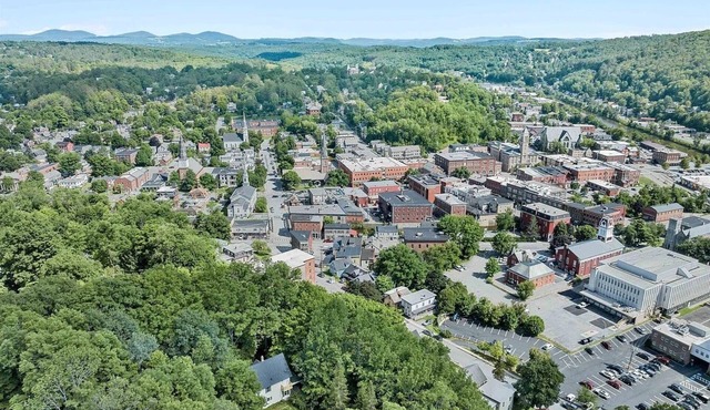 Charming 1-bedroom house in the woods, 5 minute walk to downtown Montpelier