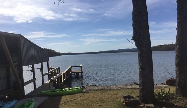 Charming 1-bedroom house with WiFi, AC in serene Perryville, close to Petit Jean