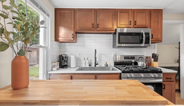 Charming 1-bedroom house with WiFi, AC in peaceful Cleveland 3215