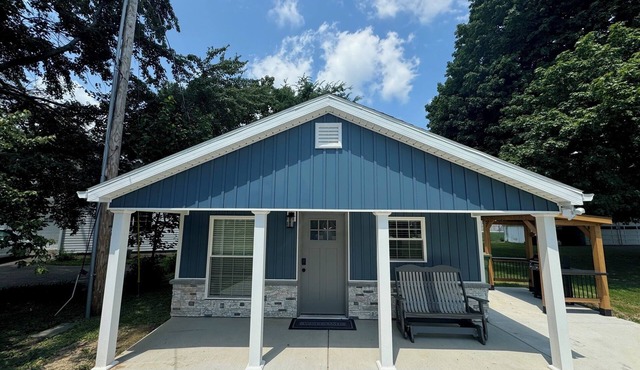 Charming 1-bedroom house with river view in Henderson.