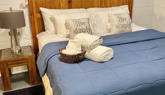 Charming 1-bedroom house with WiFi and AC in quaint Ingleside.