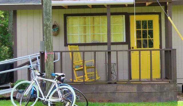 Charming 1-bedroom house with WiFi and AC in Glenwood