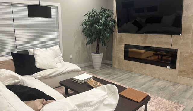 Charming 1-bedroom house with AC and high speed WiFi/cable in pleasant Brandon
