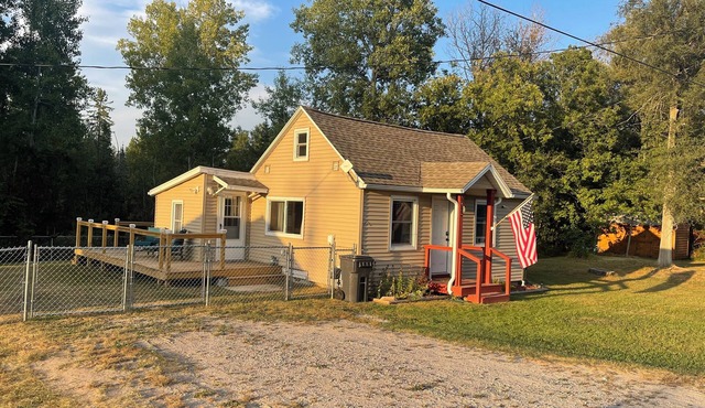 Charming 1-bedroom house with WiFi and AC in awesome Atlanta, MI.