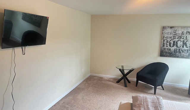 Charming 1-bedroom house in Conyers with AC, WiFi. refrigerator, call today