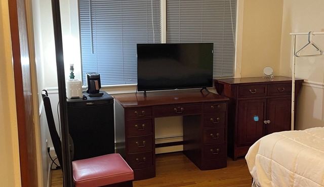Charming 1-bedroom house in fabulous Fairfax with WiFi, AC, fitness room