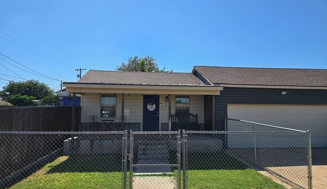 Charming 1-bedroom house with garage in North Lubbock. Access to TTU & Medical.