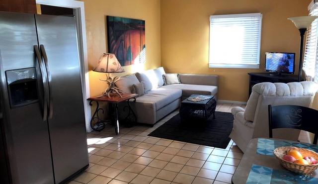 Charming 1-bedroom house with WiFi/Orange Door