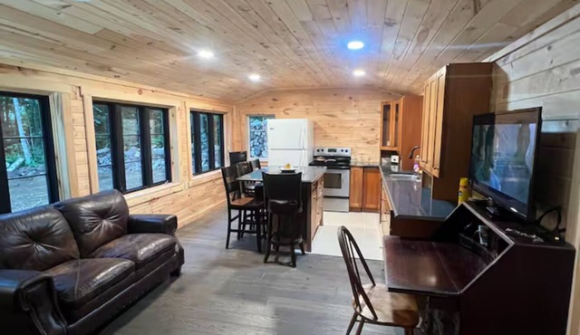 Charming 1-bedroom house with WiFi, Fireplace, Wooded Walking Trails