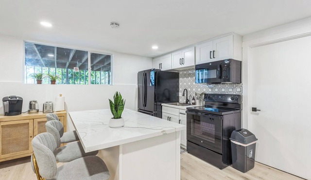 Charming 1-bedroom house in lovely Burien with high speed WiFi,