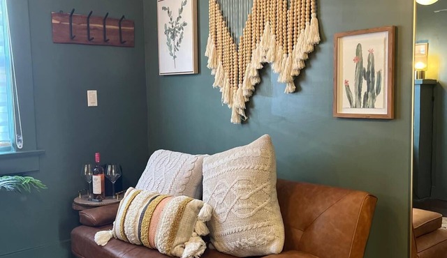Charming 1-bedroom house with WiFi and AC in Pomona