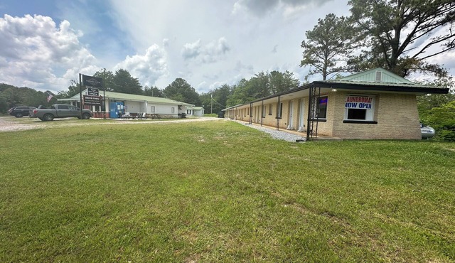 Charming 1-bedroom in roadside motel in Copperhill with bar & grill on-site