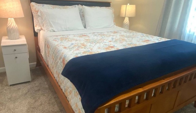 Charming 1 bedroom in New Castle with parking.