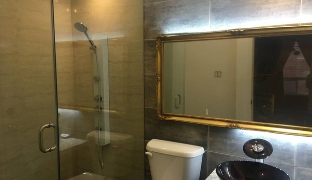 Charming 1-bedroom in a house in Vaughan with AC