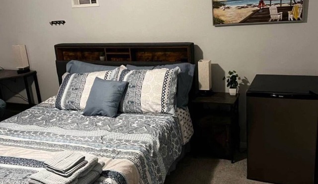 Charming 1-bedroom in fully furnished 4 bedroom rental house in Niceville.