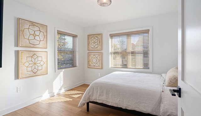 Charming 1-bedroom in welcoming Ardmore with WiFi, AC, washer/dryer in unit.