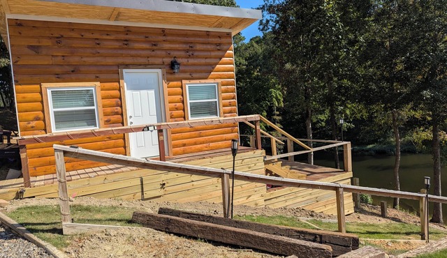 Charming 1-bedroom Log Cabin on Lake Jordan with water front, large deck ,AC,