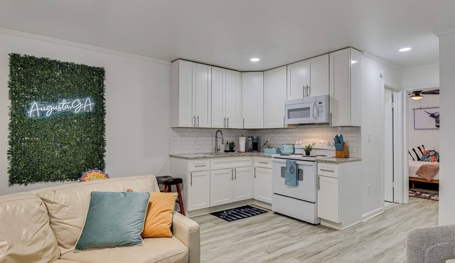 Charming 1-bedroom near Medical and Golf! Ground Unit A!