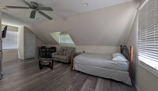 Charming 1-Bedroom, Pet Friendly, Apartment WiFi, AC in a Great Location!