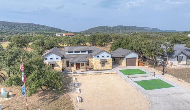 Charming 1-bedroom pool house in lovely Concan with AC and out door kitchen.