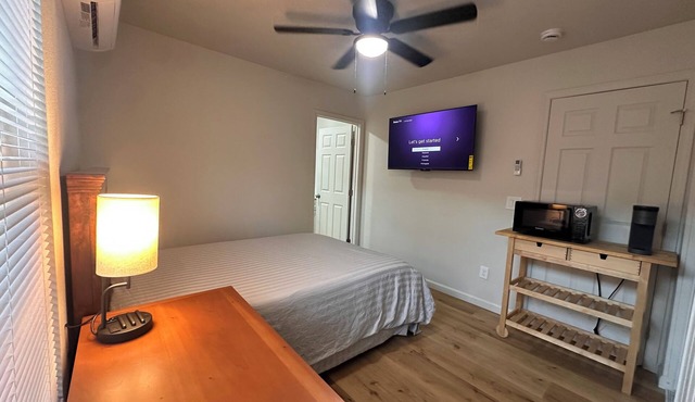 Charming 1-bedroom room in lovely Modesto with AC, WiFi with private entrance