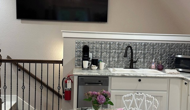 Charming 1-bedroom studio with AC near Blue Ostrich Winery