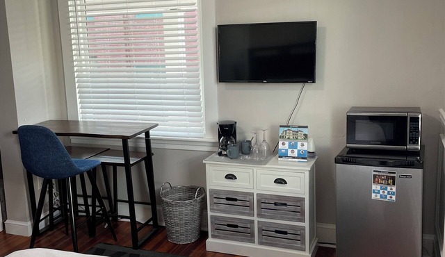 Charming 1-bedroom studio with AC in beautiful Newport, Walk to Downtown!