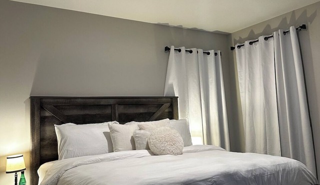 Charming 1-bedroom Suite in shared house - Utilities Included