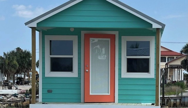 Charming 1-bedroom tiny house minutes from the Gulf!