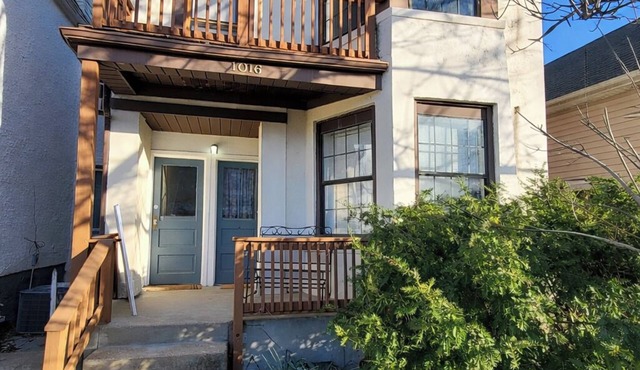 Charming 1-bedroom top unit house in Central Dog Town