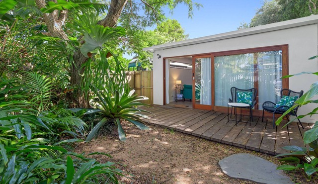 Charming 1-Bedroom Tropical Haven with a Backyard