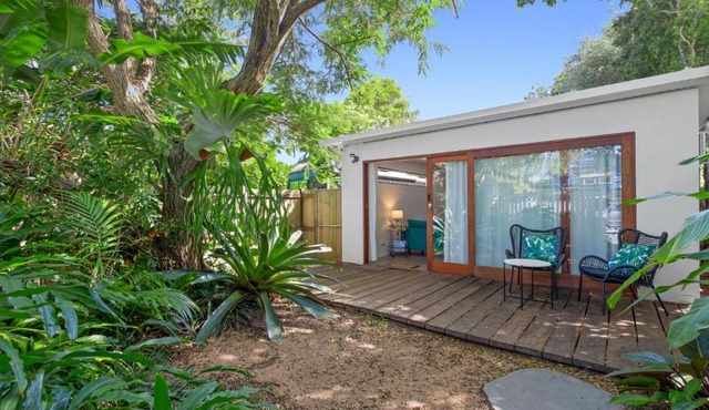 Charming 1-Bedroom Tropical Haven with a Backyard