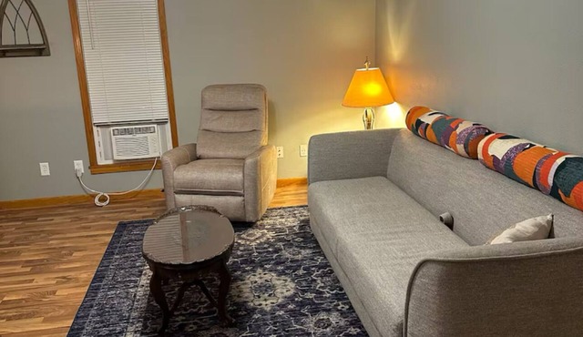 Charming 1-bedroom upstairs apartment in Austin with AC